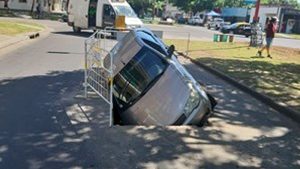 Automovilista cayó en un pozo de Aguas Santafesinas