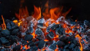 Cómo se llama el extraño ruido que hacen las brasas de carbón al arder