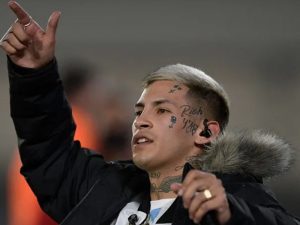 Se filtró el video de la detención de L-Gante: estaba en la cama con dos mujeres