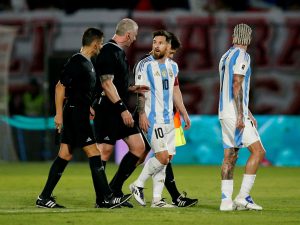 Post derrota en Asunción: Lionel Messi, enojado con el arbitraje del brasileño Anderson Daronco