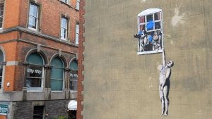 Reino Unido: subastan un edificio que contiene un famoso mural de Banksy