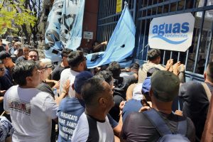 Incidentes frente a la sede de Aguas Santafesinas en medio del paro dispuesto por el gremio Obras Sanitarias