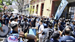 El sindicato de Obras Sanitarias insistió en que hay despidos arbitrarios y contrataciones injustificadas en Assa