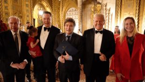 Milei consiguió su foto (retocada) con Donald Trump, pero lo bajaron del escenario antes de que terminara su discurso