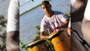 Quedó en medio de una balacera cuando paseaba con su novia y murió tras agonizar una semana