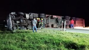 Gendarmería fue a proteger un camión cargado de golosinas que volcó en la autopista a Córdoba