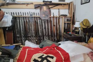 Imputaron a un bancario por tráfico de armas: se secuestraron 43 fusiles y simbología nazi