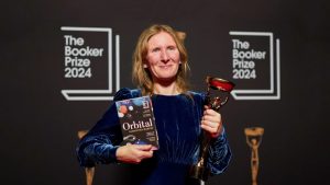 Samantha Harvey ganó el Premio Booker 2024 por “Orbital”, una singular novela ambientada en el espacio