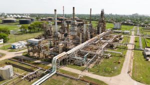 Proponen reactivar refinería San Lorenzo de YPF y convertirla en una planta de biocombustibles para aviones