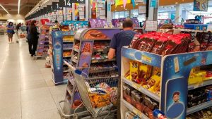 Presentaron una propuesta para terminar con la oferta de comida chatarra en las líneas de caja de supermercados