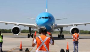 Los funcionarios del Estado ya no estarán obligados a contratar a Aerolíneas Argentinas con "exclusividad"