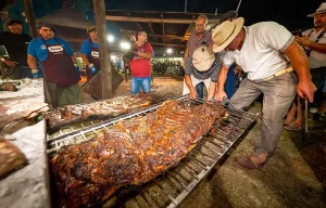 A minutos de Paraná: cómo es el pueblito secreto donde se come el mejor asado con cuero de Argentina