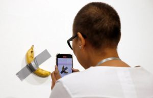 "Arte, arte, arte": pagaron más de 6 millones de dólares por la polémica banana pegada a la pared