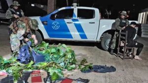 Se disfrazó de camalote para contrabandear cigarrillos, pero fue detenido por agentes de Prefectura