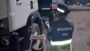 Se pasó de rosca mal: pararon a un camionero que circulaba con 2,14 gramos de alcohol