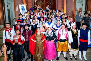 Colectividades mostraron gran despliegue de música y color en el tradicional desfile por el centro rosarino