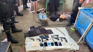 Operativo en zona oeste: detuvieron a cuatro personas y secuestraron miniarsenal, dinero y un chaleco balístico