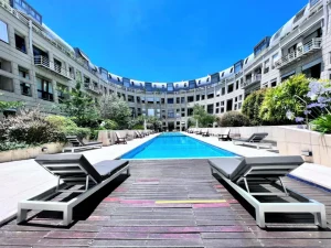 ¿Cuál es y dónde queda el extraño edificio que tenía una pista de autos en el techo?