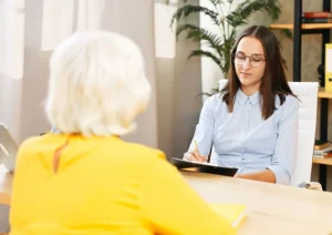 Un tercio de las empresas incluye a mayores de 50 años en la selección de talentos, pero el 65% no los toma