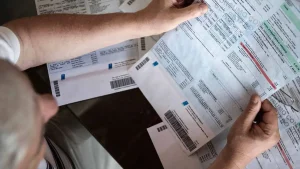 El gobierno imputó a 95 empresas por incluir tasas de manera indebida en las facturas