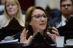 Fein denunció que fue incluida en un sitio web que “aparenta ser una estafa piramidal”