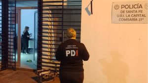 Tres presos golpearon a dos policías y se fugaron de la comisaría de barrio La Esmeralda, en la capital provincial