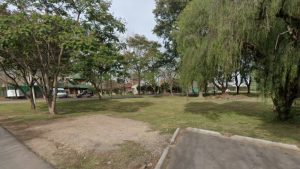 Hago lo que se me canta: agrandó el patio poniendo dos arcos en la plaza pública de al lado