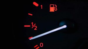 Por qué recomiendan no cargar combustible cuando el tanque del auto está a punto de vaciarse