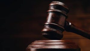 La Justicia concedió a un hombre la adopción de la hija de su pareja pese a la oposición del ausente padre biológico