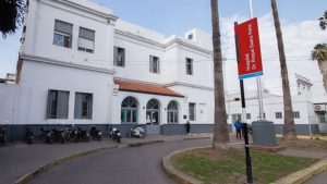 Tragedia en una vivienda de la zona sur: subió al techo para buscar una pelota y murió electrocutado