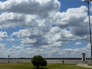 Jueves con cielo parcialmente nublado