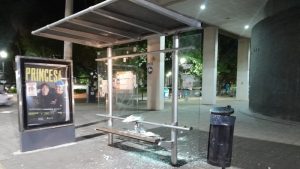 Dos cuidacoches quedaron detenidos tras una gresca en la que destrozaron una parada de colectivos