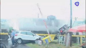 Pudo ser una tragedia: un tren embistió a un auto en un paso a nivel en la zona noroeste