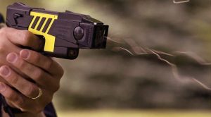 La Policía de Santa Fe portará pistolas Taser desde el año que viene: las primeras, para Rosario y la capital provincial