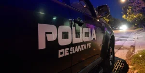 Atacan a balazos a un joven que caminaba con su novia en zona oeste