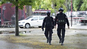 Inédita requisa de policía y personal penitenciario al Coloso tras la aparición de pasacalles contra dirigentes de Newell's