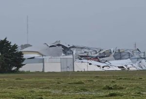 El temporal dejó destrozos en un pueblo cordobés: volaron techos, árboles y hay dos niños internados