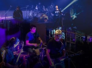 El rock local vuelve a tomar la terraza de Plataforma Lavardén con Acorazado y Pastillitas Azules