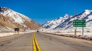 La ruta argentina que serpentea a la vera de un viejo ferrocarril entre picos nevados y paisajes increíbles
