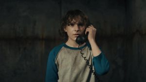De qué trata "El teléfono negro", la impactante película de terror que llegó a Netflix y ya es furor