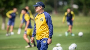 Central le apunta con todo al Pirata: Holan paró un equipo con varios cambios de nombres y nuevo esquema de juego