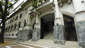 El que roba a un ladrón: el insólito caso de la banda de escruchantes asaltada por un ex miembro con una joven como anzuelo y un policía como mejicaneador