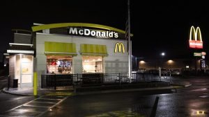 Empleado del mes: el FBI y Crime Stoppers ofrecen 60 mil dólares a trabajador de McDonald's por denunciar a Luigi Mangione