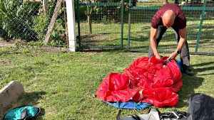 Lo que el viento se llevó antes de Nochebuena: un paracaidista alemán se tiró en Rosario y terminó en Coronda