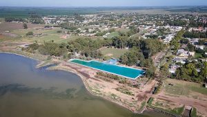 Cuál es el pueblo de Santa Fe que tiene la pileta más grande del país y es un gran escape para el verano