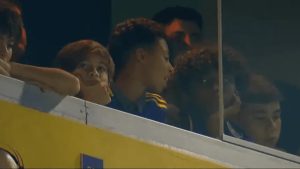 Thiago Messi estuvo de visita en La Bombonera y hasta se puso la camiseta de Boca