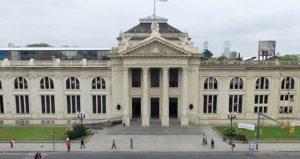 La Universidad Nacional de Rosario acreditó la carrera de medicina con la máxima calificación