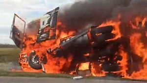Un camión volcó y se prendió fuego en la autopista a Córdoba