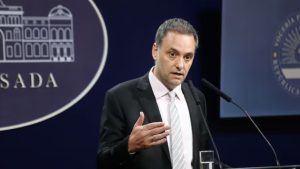 El gobierno anunció que los hospitales y las universidades podrán cobrar aranceles a los extranjeros