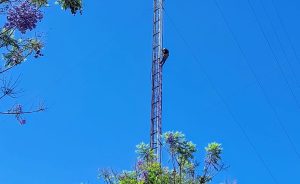 Un hombre se trepó a una torre de más de 30 metros en la EPE de Oroño y 3 de Febrero